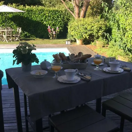 La Maison Des Eaux Claires לינה וארוחת בוקר 3*