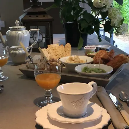 La Maison Des Eaux Claires לינה וארוחת בוקר